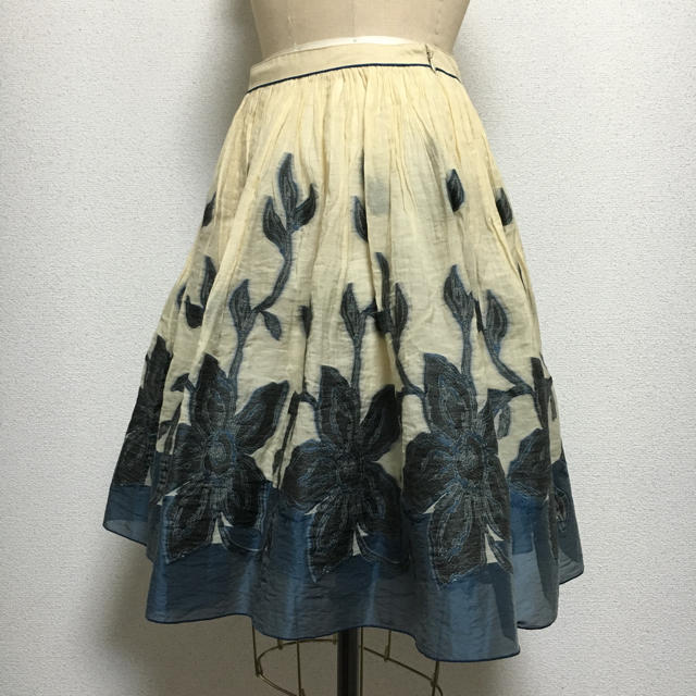 Lois CRAYON(ロイスクレヨン)のオーガンジーフラワージャガードスカート レディースのスカート(ひざ丈スカート)の商品写真