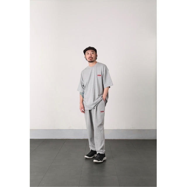 1LDK SELECT(ワンエルディーケーセレクト)のSEE SEE MUNI LOGO TEE GREY/BURGUNDY L メンズのトップス(Tシャツ/カットソー(半袖/袖なし))の商品写真