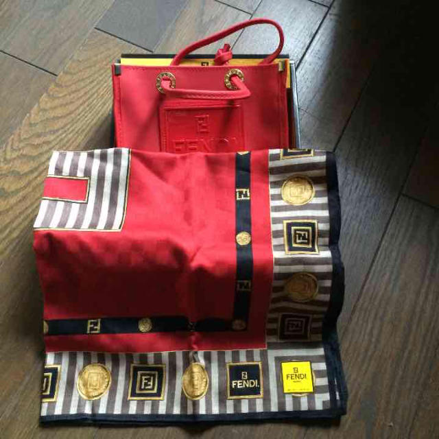 FENDI ポーチ ハンカチ セット 【祝開店!大放出セール開催中】 FENDI ポーチ ハンカチ セット 【祝開店!大放出セール開催中】
