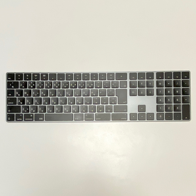 Apple(アップル)のApple Magic Keyboard グレイ JIS MRMH2J/A 黒 スマホ/家電/カメラのPC/タブレット(PC周辺機器)の商品写真