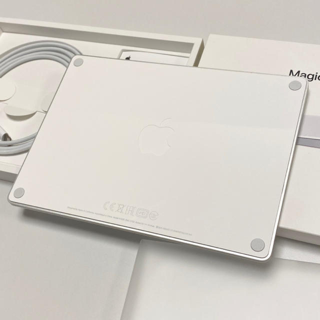 Apple(アップル)のApple Magic Trackpad2 超美品 スマホ/家電/カメラのPC/タブレット(PC周辺機器)の商品写真