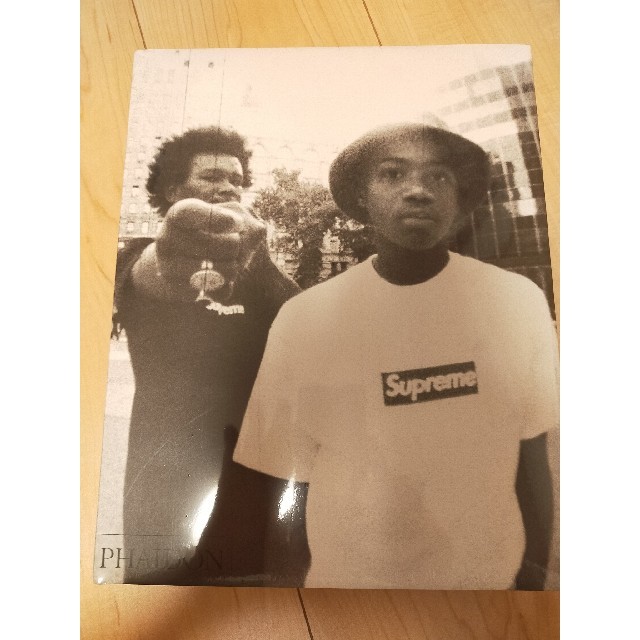 Supreme(シュプリーム)のSupreme カタログ 第二弾  Phaidon Vol.2 シュプリーム メンズのファッション小物(その他)の商品写真