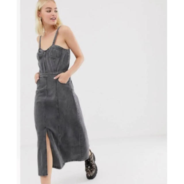 Urban Outfitters(アーバンアウトフィッターズ)のOne Above Another コルセットデニムサロペットスカート レディースのワンピース(ロングワンピース/マキシワンピース)の商品写真