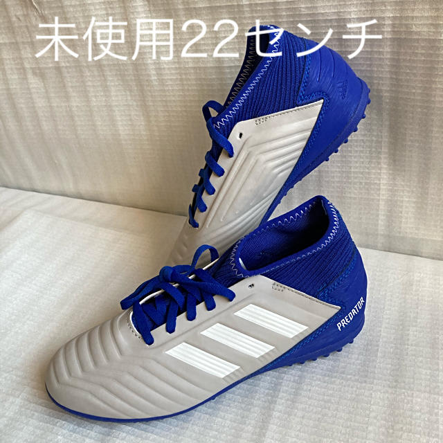 adidas(アディダス)のアディダスジュニアサッカートレーニングシューズ22センチ スポーツ/アウトドアのサッカー/フットサル(シューズ)の商品写真