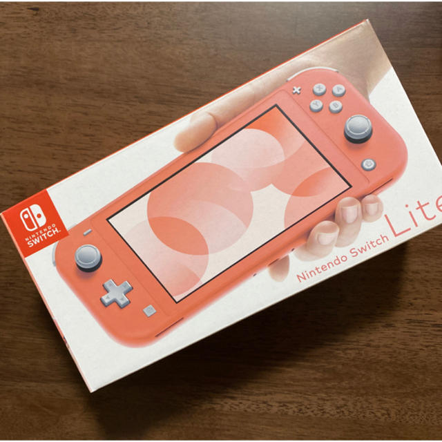 任天堂(ニンテンドウ)のSwitch  LITE コーラル　ピンク　新品　スイッチライト エンタメ/ホビーのゲームソフト/ゲーム機本体(携帯用ゲーム機本体)の商品写真