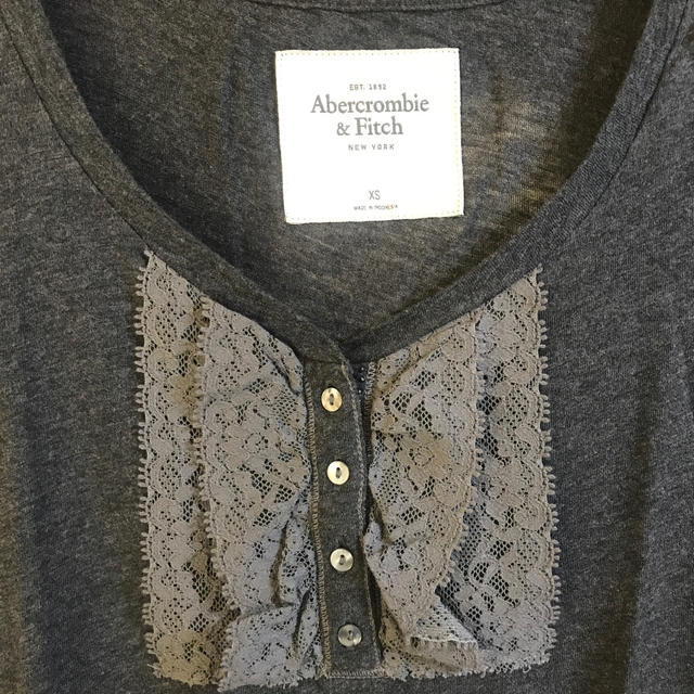 Abercrombie&Fitch(アバクロンビーアンドフィッチ)の最終価格☆アバクロ☆ レース付Tシャツ レディースのトップス(Tシャツ(半袖/袖なし))の商品写真