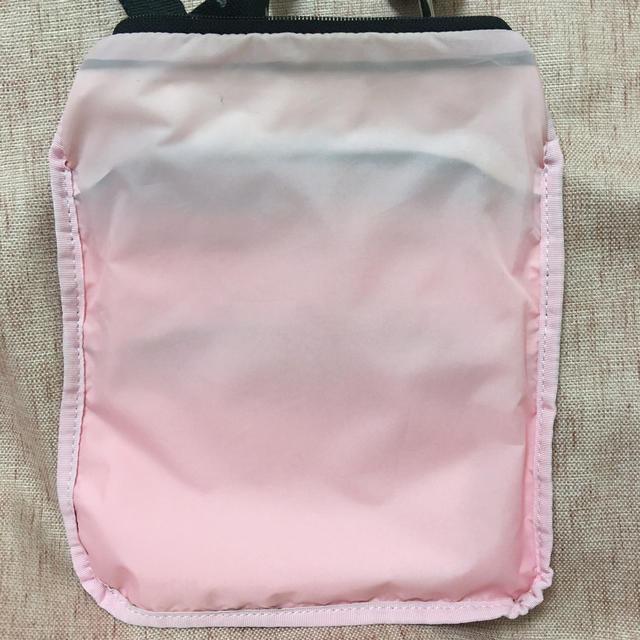 LeSportsac(レスポートサック)の🎀専用🎀レスポートサック  バービー　コラボ　ケイシー🎀　再出品 レディースのバッグ(ショルダーバッグ)の商品写真
