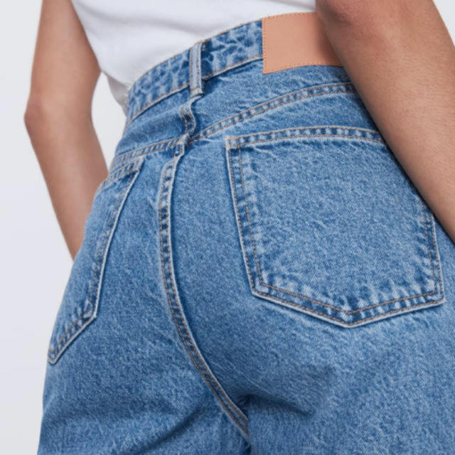 ZARA(ザラ)のZARA ザラ　マムフィットデニムパンツ　 レディースのパンツ(デニム/ジーンズ)の商品写真