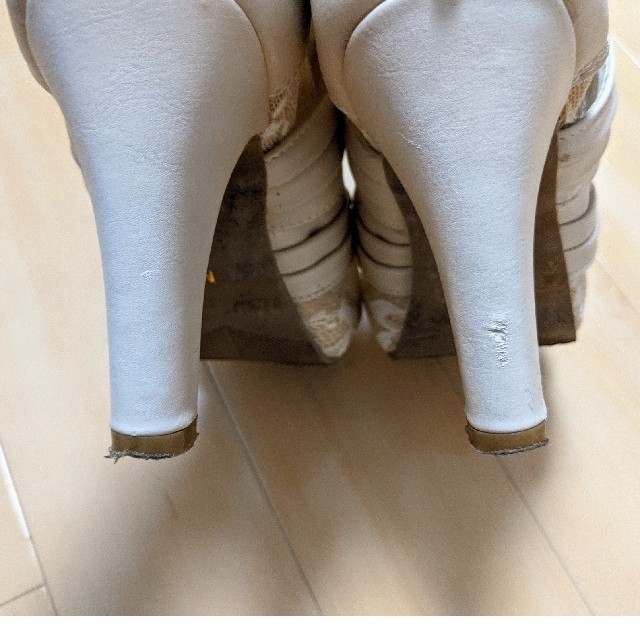 お値下げ！サンダル　レース　白　ヒール　中古 レディースの靴/シューズ(サンダル)の商品写真