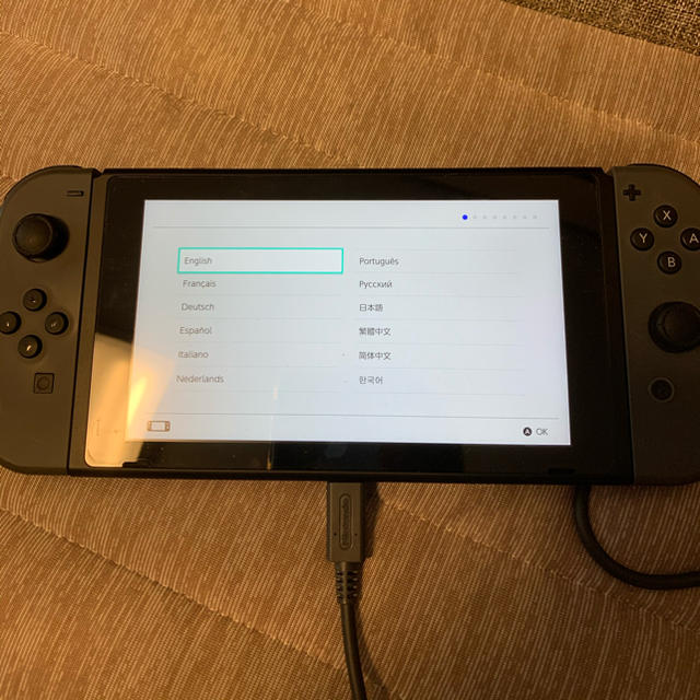 Nintendo Switch(ニンテンドースイッチ)の新型任天堂SwitchとFF12・ジョイコン充電グリップ・本体ケースのセット エンタメ/ホビーのゲームソフト/ゲーム機本体(家庭用ゲーム機本体)の商品写真