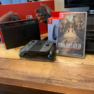 ニンテンドースイッチ(Nintendo Switch)の新型任天堂SwitchとFF12・ジョイコン充電グリップ・本体ケースのセット(家庭用ゲーム機本体)