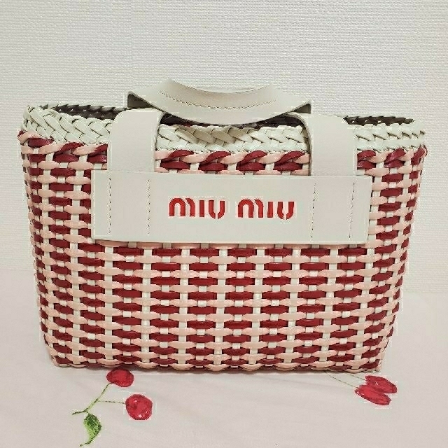 miumiu(ミュウミュウ)のmiumiu エコレザーかごバッグ【ｸｰﾎﾟﾝ利用で52380円！】 レディースのバッグ(ショルダーバッグ)の商品写真