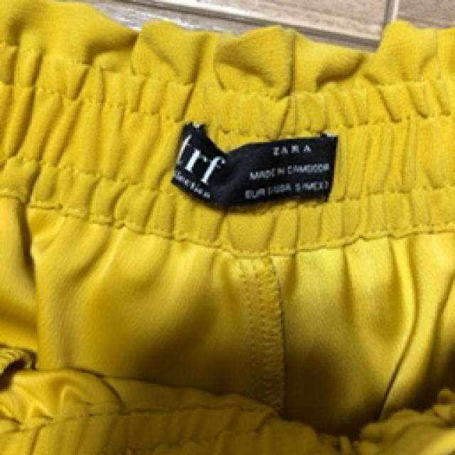 ZARA(ザラ)のZARA マスタードイエロー リラックスパンツ レディースのパンツ(カジュアルパンツ)の商品写真