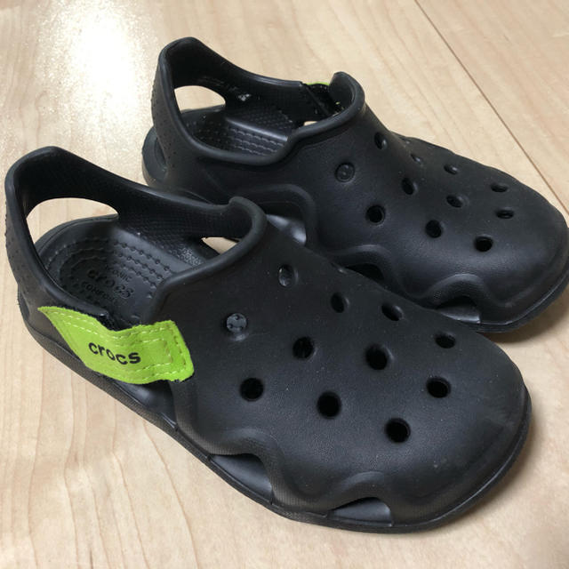 crocs(クロックス)のクロックス　キッズ　12 ブラック キッズ/ベビー/マタニティのキッズ靴/シューズ(15cm~)(サンダル)の商品写真