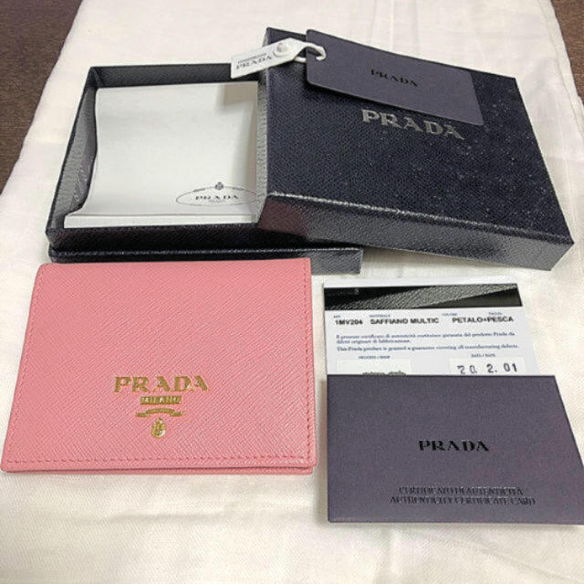 PRADA(プラダ)の最終価格🌼　プラダ　サフィアーノレザー 財布👛 ピンク　ペールピンク　二つ折 レディースのファッション小物(財布)の商品写真