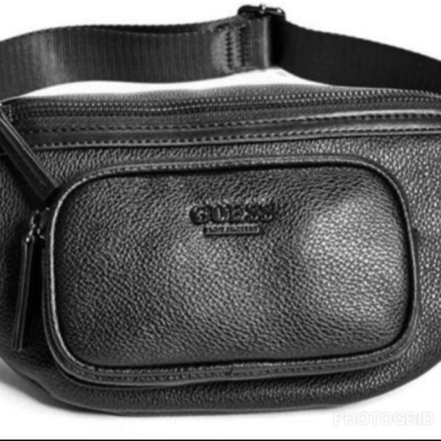 GUESS(ゲス)の【りんりんp様専用】GUESS ゲス MATEO LOGO FANNY PACK レディースのバッグ(ボディバッグ/ウエストポーチ)の商品写真