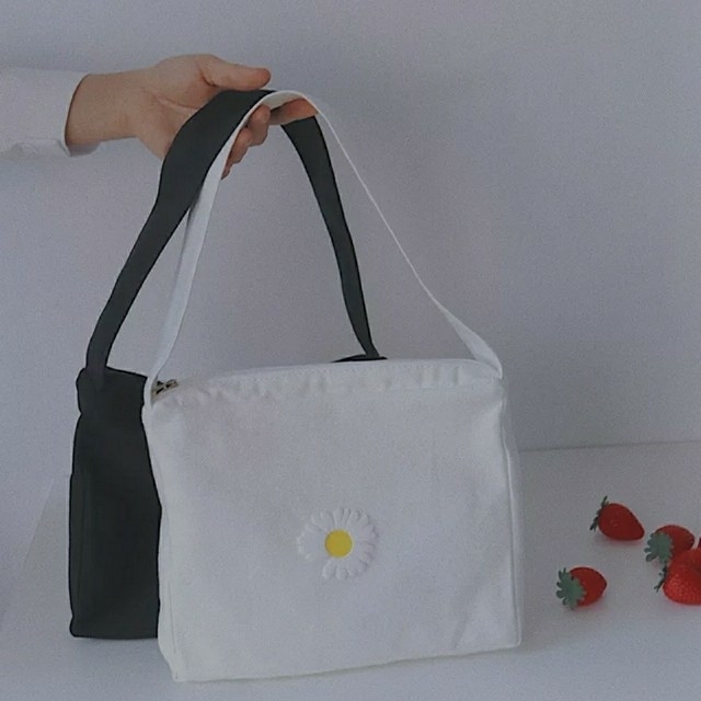 韓国雑貨 マーガレット バッグ 最終値下げ レディースのバッグ(ショルダーバッグ)の商品写真