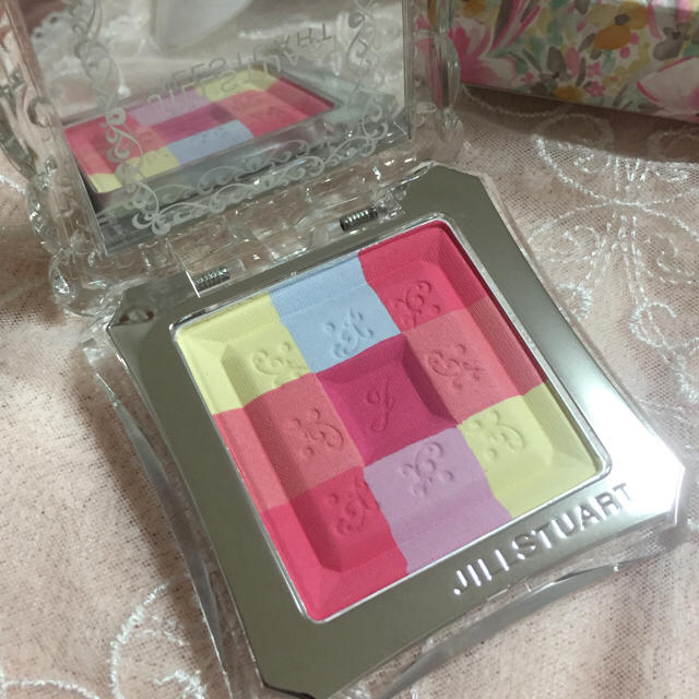 JILLSTUART(ジルスチュアート)の限定チーク♡モアカラーズ11♡おまけあり コスメ/美容のベースメイク/化粧品(チーク)の商品写真