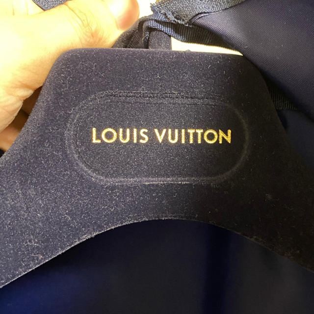 LOUIS VUITTON(ルイヴィトン)のLouis Vuitton ルイヴィトン　非売品 ハンガー ガーメント メンズのジャケット/アウター(ナイロンジャケット)の商品写真