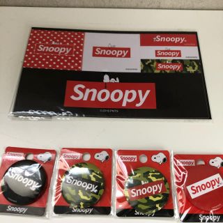 スヌーピー(SNOOPY)の新品☆スヌーピーステッカー&缶バッチ4個セット　(キャラクターグッズ)