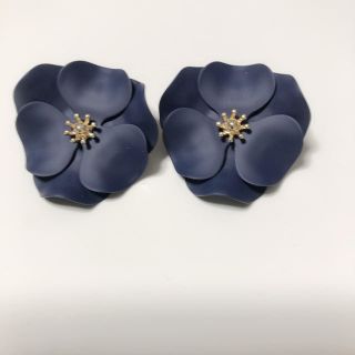 美品 お花 ネイビー ピアス(ピアス)