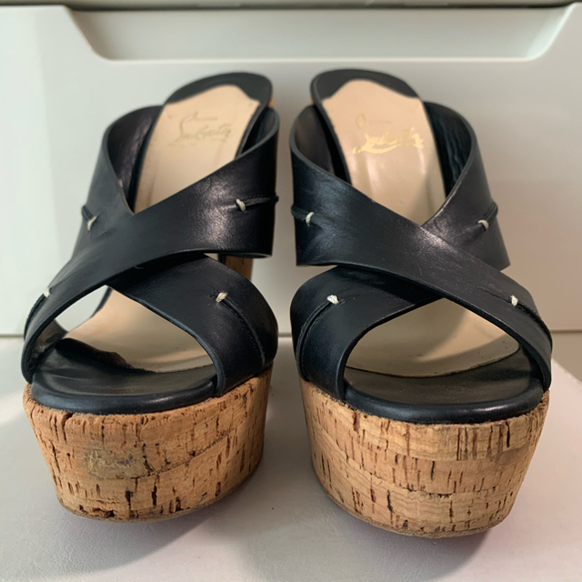 Christian Louboutin(クリスチャンルブタン)のクリスチャンルブタン　ブラックレザー　サンダル レディースの靴/シューズ(サンダル)の商品写真