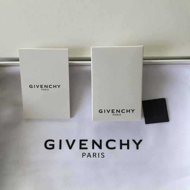GIVENCHY - 【特価!未使用品】GIVENCHY ロゴクラッチバッグの通販 by