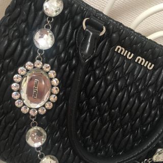 ミュウミュウ(miumiu)のmiumiu クリスタル バック 黒(ハンドバッグ)