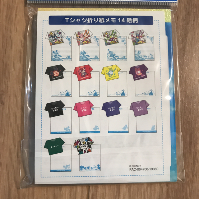 Disney(ディズニー)の新作♡ディズニーリゾート　折り紙メモ　Tシャツ　総柄 インテリア/住まい/日用品の文房具(ノート/メモ帳/ふせん)の商品写真