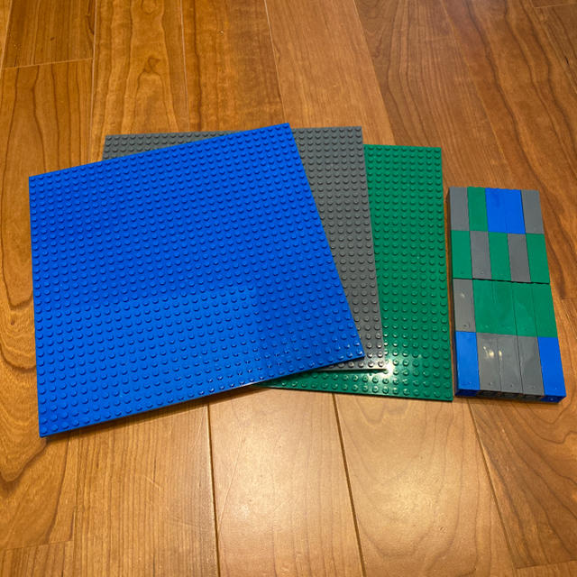 Lego(レゴ)の新品　３階建て　LEGOクラシック　基礎板　互換品　3色3枚セット　裏面使用可 キッズ/ベビー/マタニティのおもちゃ(積み木/ブロック)の商品写真