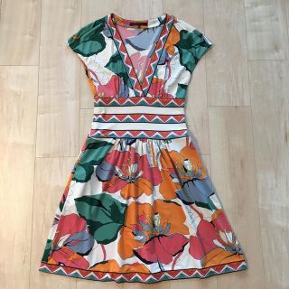 ビーシービージーマックスアズリア(BCBGMAXAZRIA)の美品！BCBGの華やかスタイル美人フラワープリントワンピース！SM(ひざ丈ワンピース)