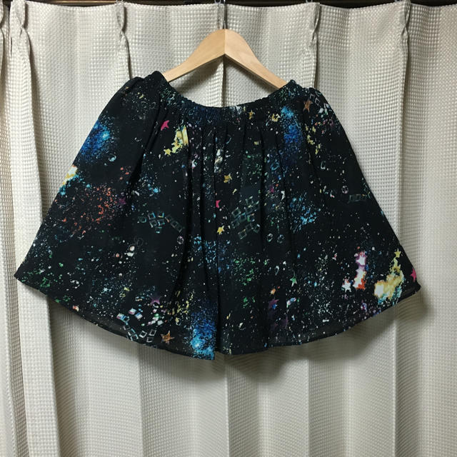 WEGO(ウィゴー)の宇宙柄リバーシブルスカート レディースのスカート(ミニスカート)の商品写真