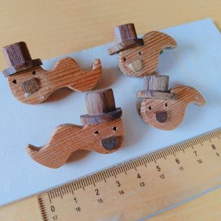 手作り　木のブローチ　ハンドメイド　ツチノコ(コサージュ/ブローチ)