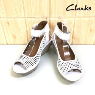 クラークス(Clarks)の【Clarks】サンダル(M) パンチング　革　ウエッジヒール　太ベルト(サンダル)