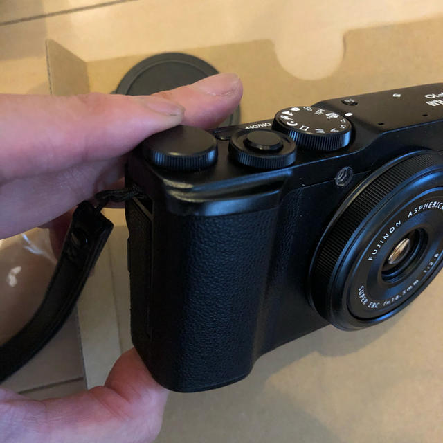 富士フイルム(フジフイルム)のtony様専用　fujifilm xf10  ブラック スマホ/家電/カメラのカメラ(ミラーレス一眼)の商品写真