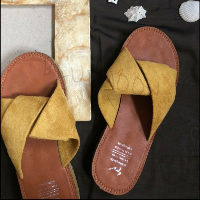 サンダル25cm カジュアル ペタンコ マスタード 黄色ビーチサンダル    レディースの靴/シューズ(ビーチサンダル)の商品写真