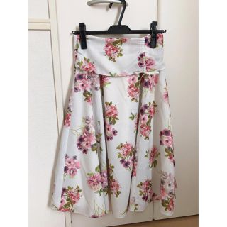 ジルバイジルスチュアート(JILL by JILLSTUART)のフラワースカート(ひざ丈スカート)