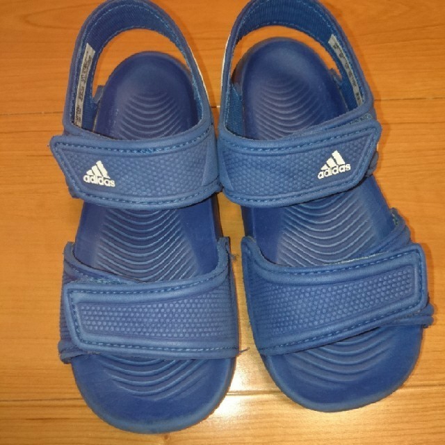 adidas(アディダス)のadidas  サンダル 青 キッズ/ベビー/マタニティのキッズ靴/シューズ(15cm~)(サンダル)の商品写真