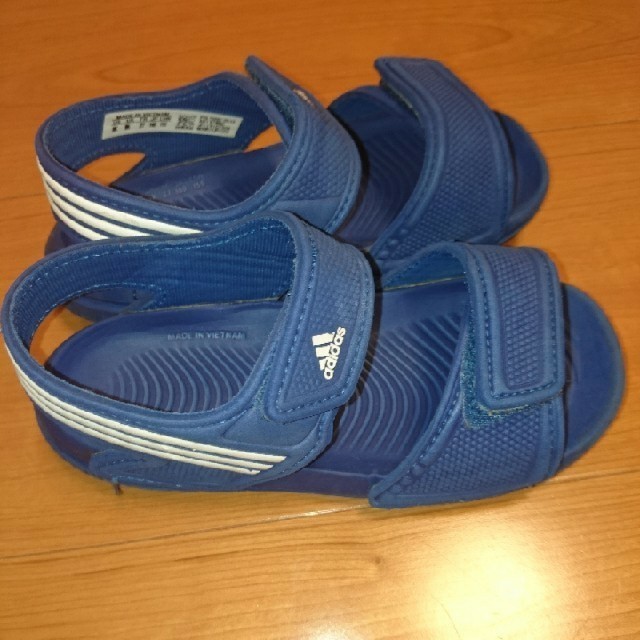 adidas(アディダス)のadidas  サンダル 青 キッズ/ベビー/マタニティのキッズ靴/シューズ(15cm~)(サンダル)の商品写真