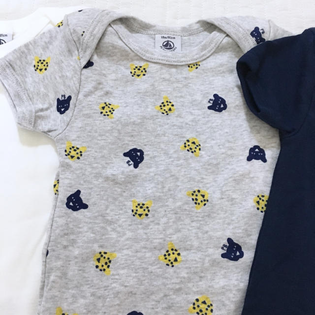 PETIT BATEAU(プチバトー)の新品未使用  プチバトー  半袖ボディ  3枚組  18m キッズ/ベビー/マタニティのベビー服(~85cm)(肌着/下着)の商品写真