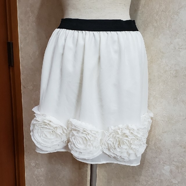 R・F(アールエフ)のR・F❤シフォンスカート❤フリルコサージュ付き レディースのスカート(ミニスカート)の商品写真
