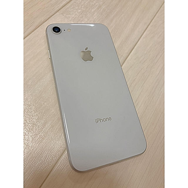 iPhone(アイフォーン)のiphone8 64GBシルバー SIMフリー スマホ/家電/カメラのスマートフォン/携帯電話(スマートフォン本体)の商品写真