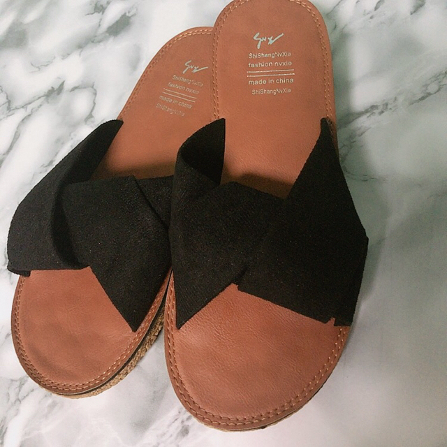 夏物セール ぺたんこサンダル ブラック 25cm クロスサンダル サマー レディースの靴/シューズ(サンダル)の商品写真