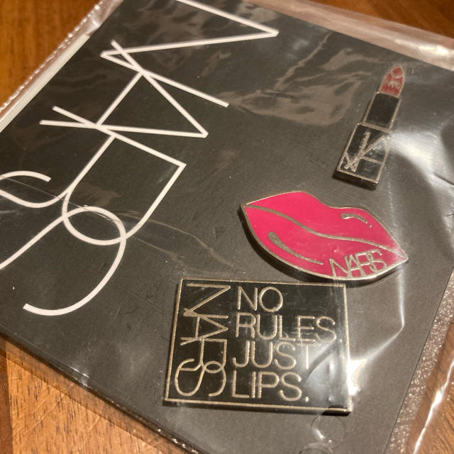 NARS(ナーズ)のNARSピンバッジ　限定品 エンタメ/ホビーのアニメグッズ(バッジ/ピンバッジ)の商品写真