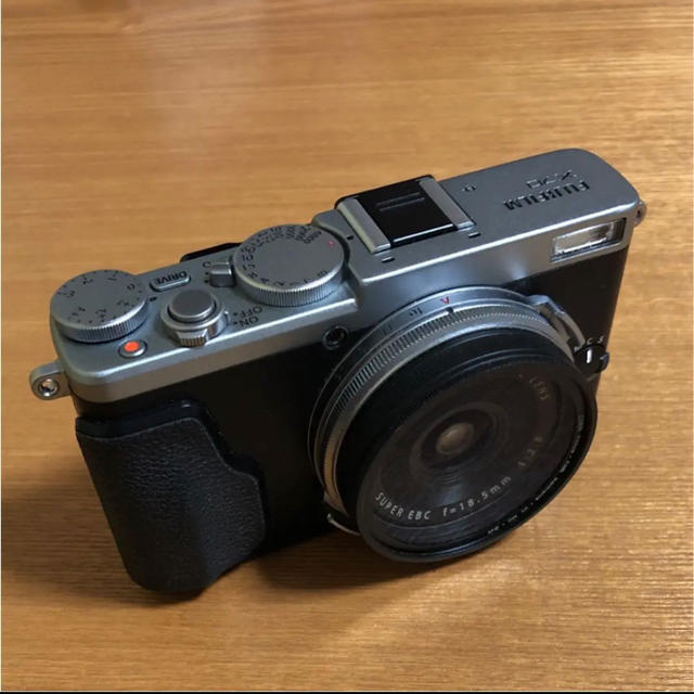 富士フイルム(フジフイルム)のFUJIFILM X70 おまけ多数 スマホ/家電/カメラのカメラ(ミラーレス一眼)の商品写真