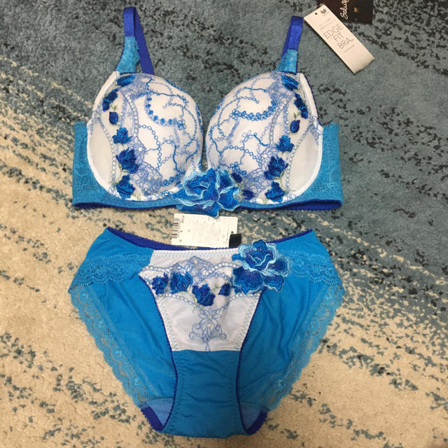新品未使用 サルート 42g ブラジャー ショーツ セット 【大放出セール