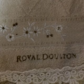 ロイヤルドルトン(Royal Doulton)のROYAL DOULTON　刺繍入り　縁レース　タオルハンカチ(ハンカチ)