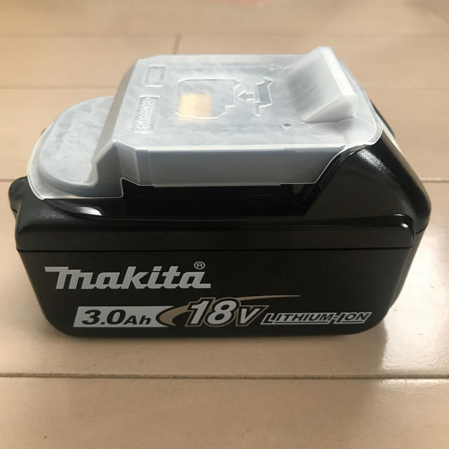 Makita(マキタ)の超美品マキタ純正品18V3.0Ahバッテリー、充電器セット スポーツ/アウトドアの自転車(工具/メンテナンス)の商品写真