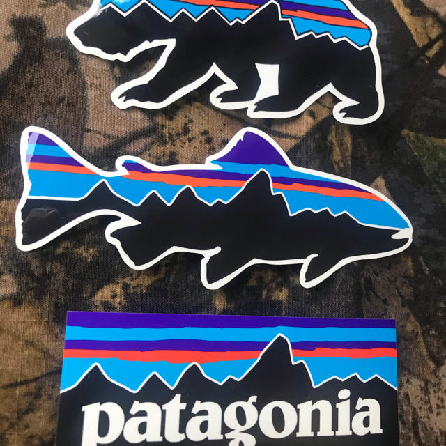 patagonia(パタゴニア)の★最新作★新品未使用　パタゴニア　フィッツロイ柄ステッカー　3枚セット　ベア スポーツ/アウトドアのスポーツ/アウトドア その他(その他)の商品写真