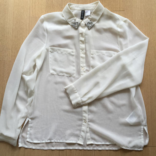 H&M(エイチアンドエム)のH&Mビジュー付きシャツ レディースのトップス(シャツ/ブラウス(長袖/七分))の商品写真